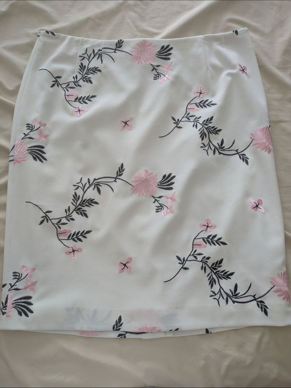 NWOT Kasper Midi Skirt With Floral Embroidery Size 14 Fully Lined White